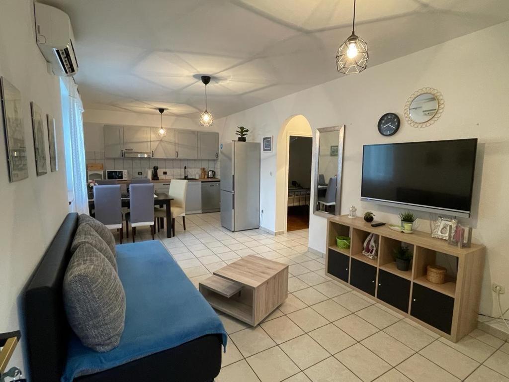 Apartments Antonija Punta Skala Next To Falkensteiner Resort Petrcane Ngoại thất bức ảnh